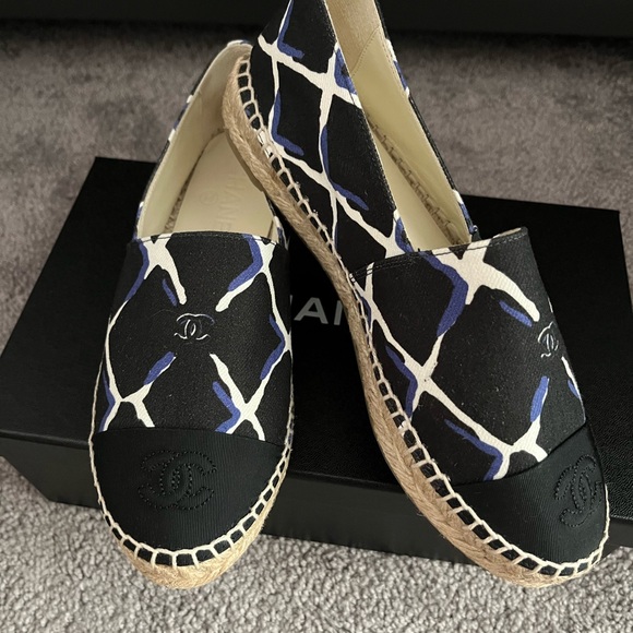 CHANEL ESPADRILLE LIKE NEW - Picture 2 of 3